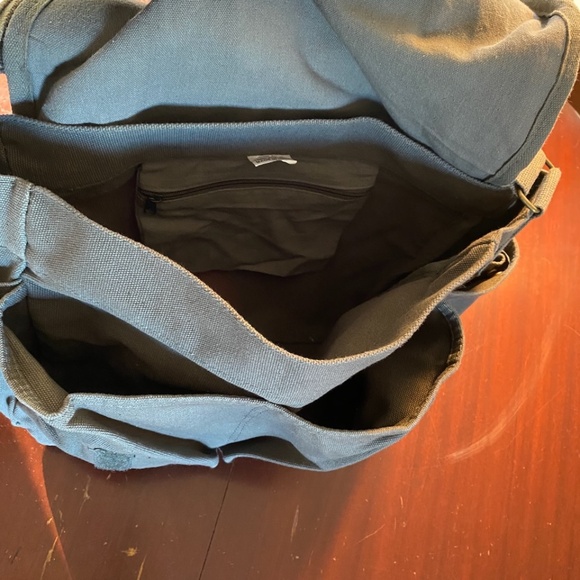 NWOT: For Men or Women:: Diesel "Stay True" Olive Green Messenger Bag - Picture 7 of 8